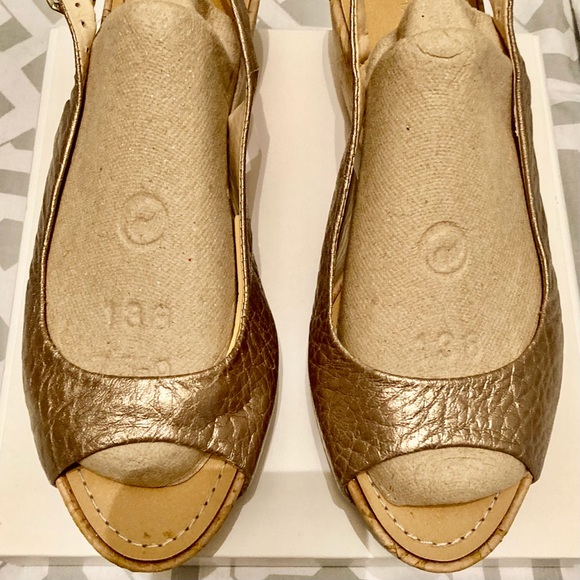 VIA SPIGA Crinkled Gold Leather Wedge Slingbacks - Picture 3 of 12